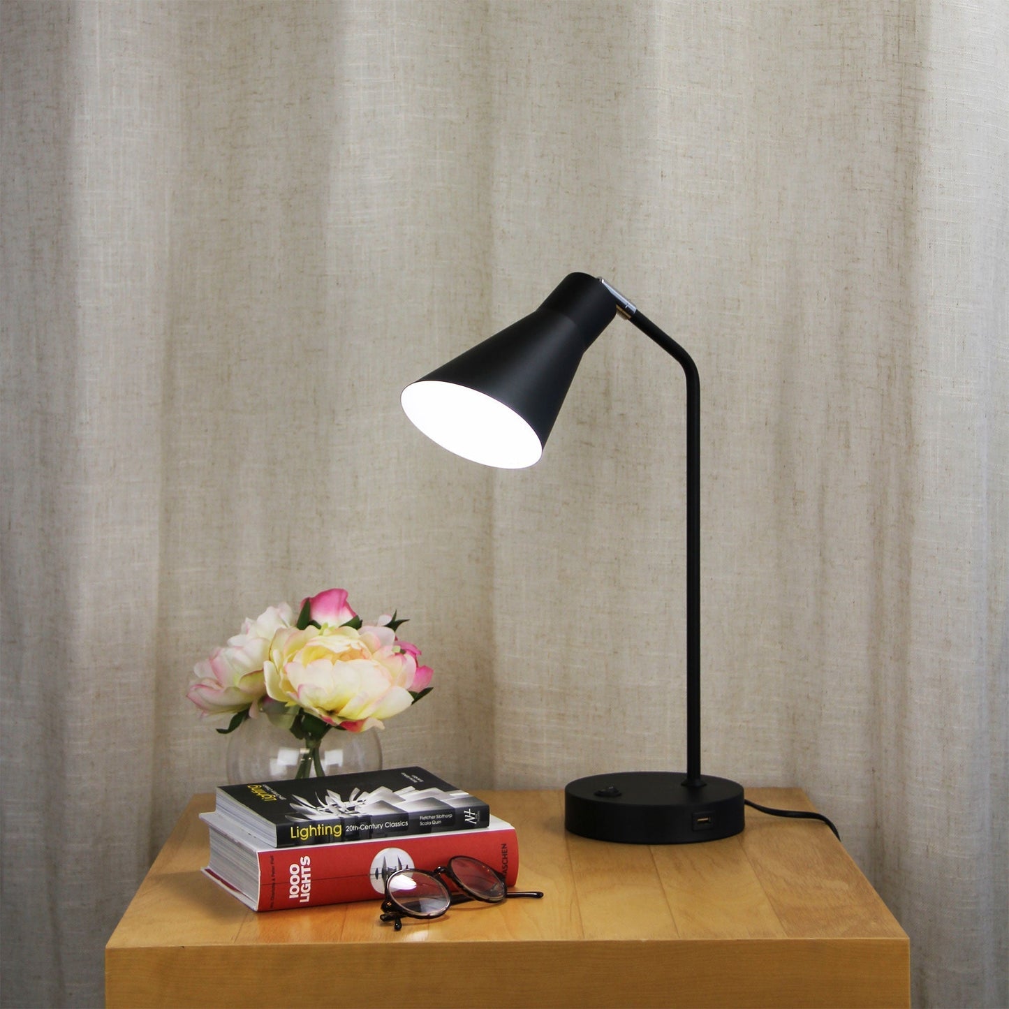 Thor Desk Lamp With USB Black-TABLE AND FLOOR LAMPS-Oriel